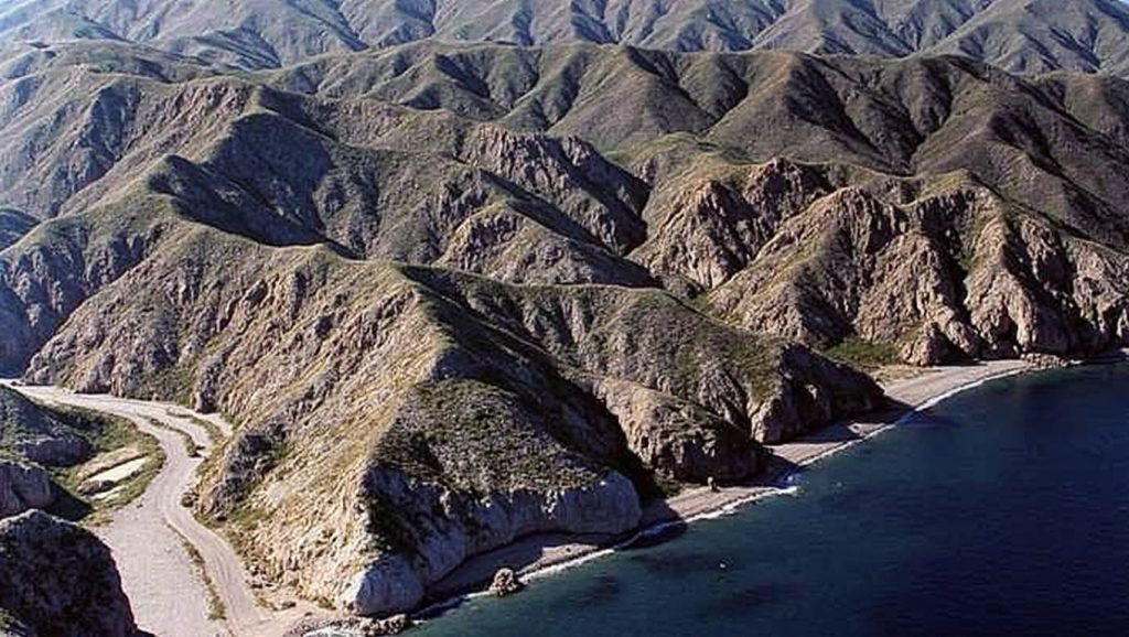 Oleaje en la orilla de Playa Nudista Las Granatillas, costa de Mojácar