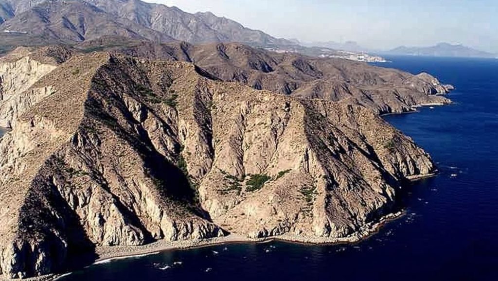 Detalle de arena y agua en Playa Nudista Las Granatillas, Mojácar