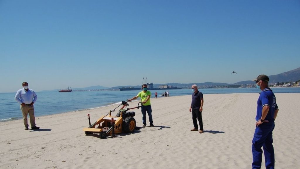 Olas rompiendo en Playa Palmones, Los Barrios