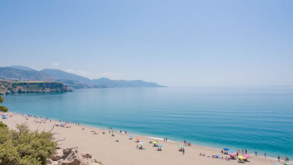 Vista general de Playa Para Campers de Burriana, Nerja