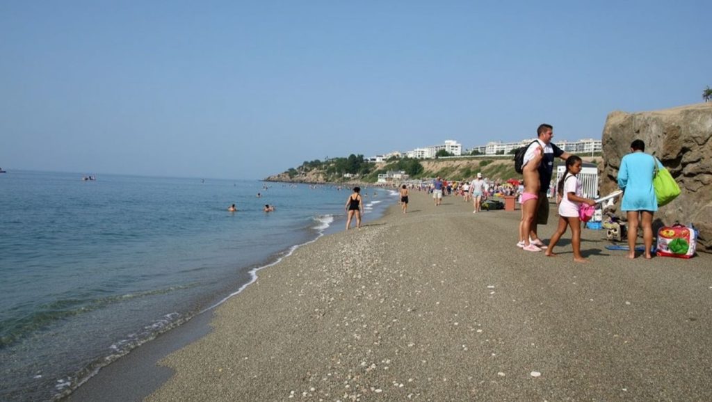 Agua y arena en Playa Para Campers de Burriana, Nerja