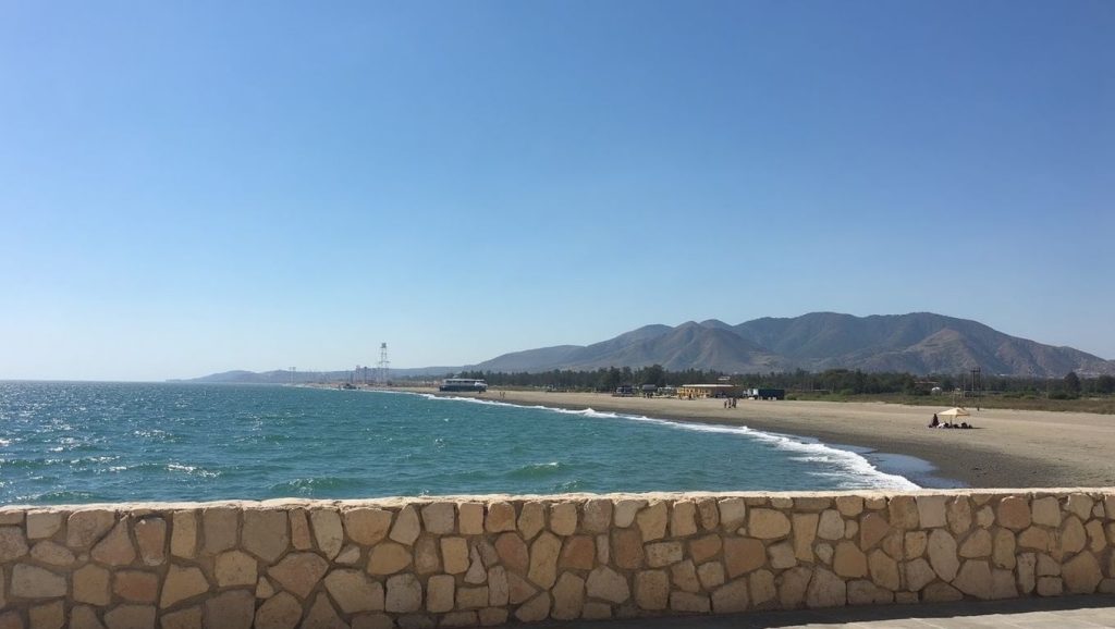 Panorámica de Playa Para Perros de Guadalmar con cielo despejado, Málaga