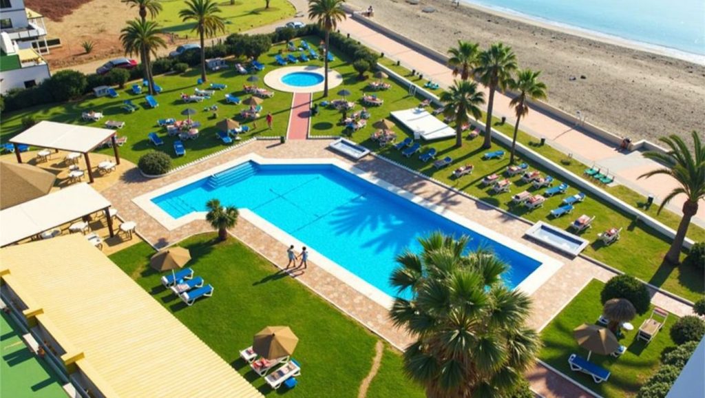 Olas rompiendo en Playa Para Perros de Guadalmar, Málaga