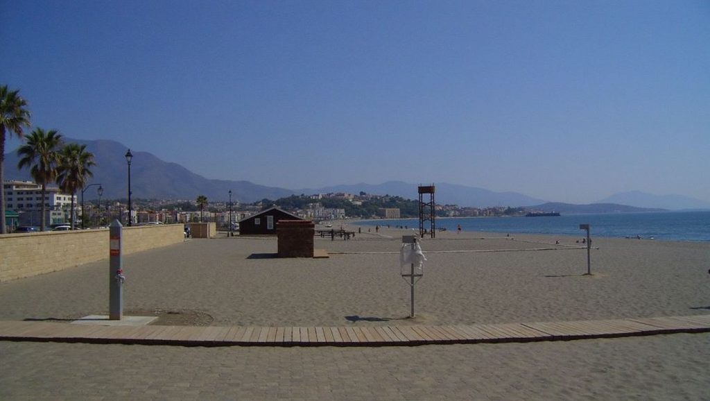 Panorámica de Playa Para Perros de San Luis de Sabinillas con cielo despejado, Manilva