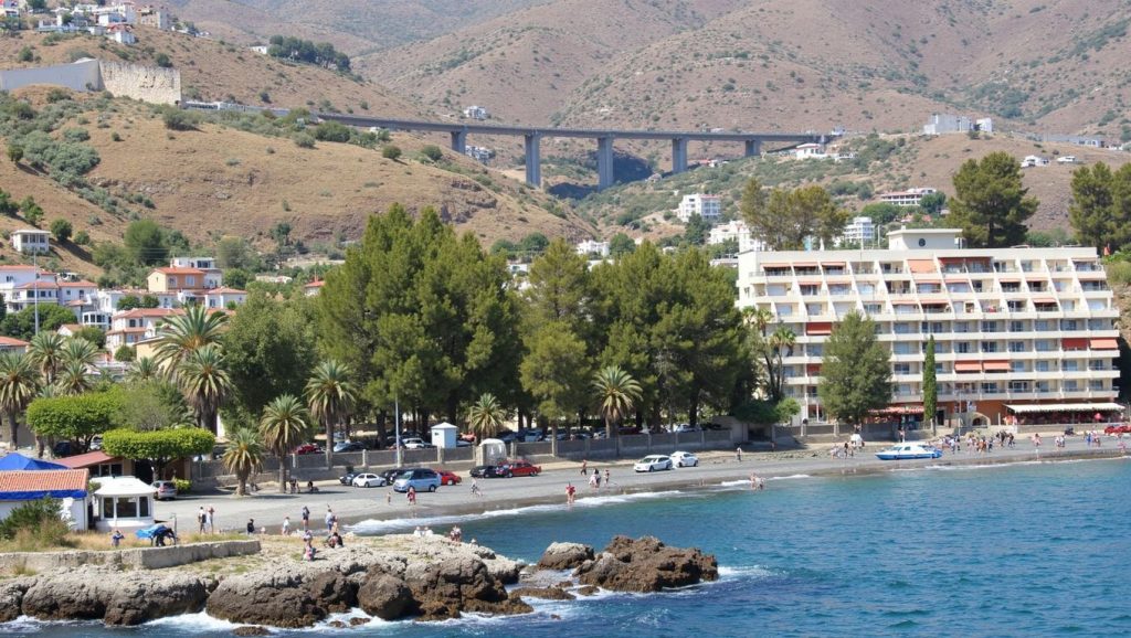 Panorámica de Playa Pozuelo con arena y mar, Almuñécar