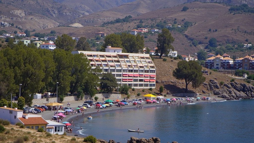 Arena y mar en Playa Pozuelo, Almuñécar, Granada
