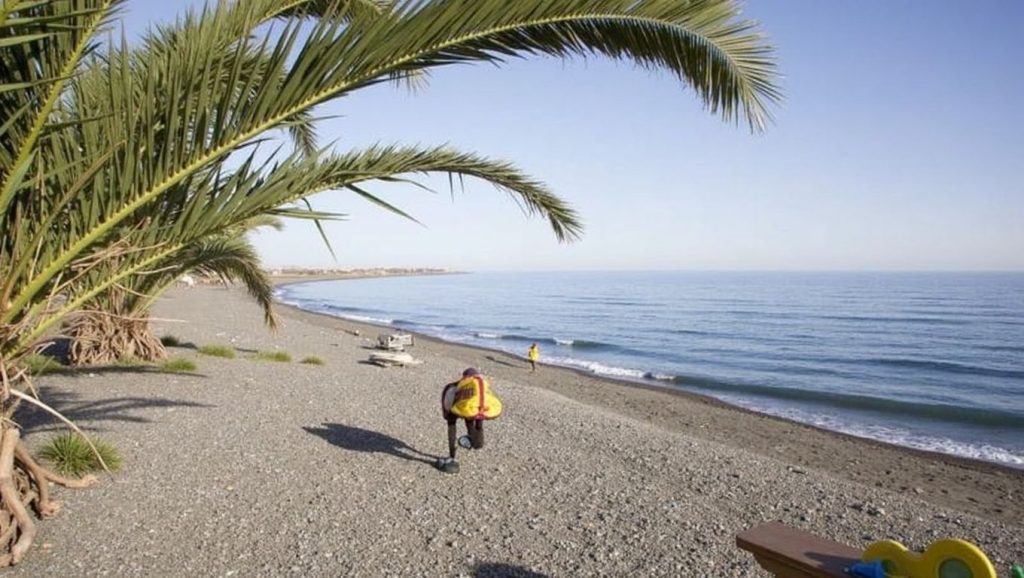 Arena y orilla en Playa Pozuelo de Albuñol, Albuñol, Granada