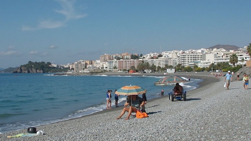 Orilla de Playa Puerta del Mar con olas suaves en Almuñécar