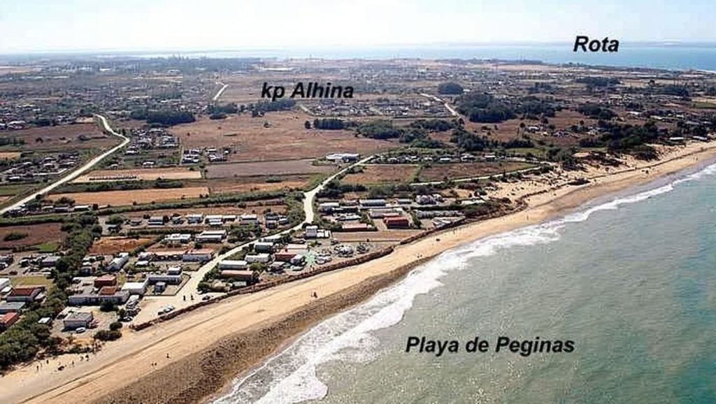 Orilla de Playa Punta Candor con olas suaves en Rota