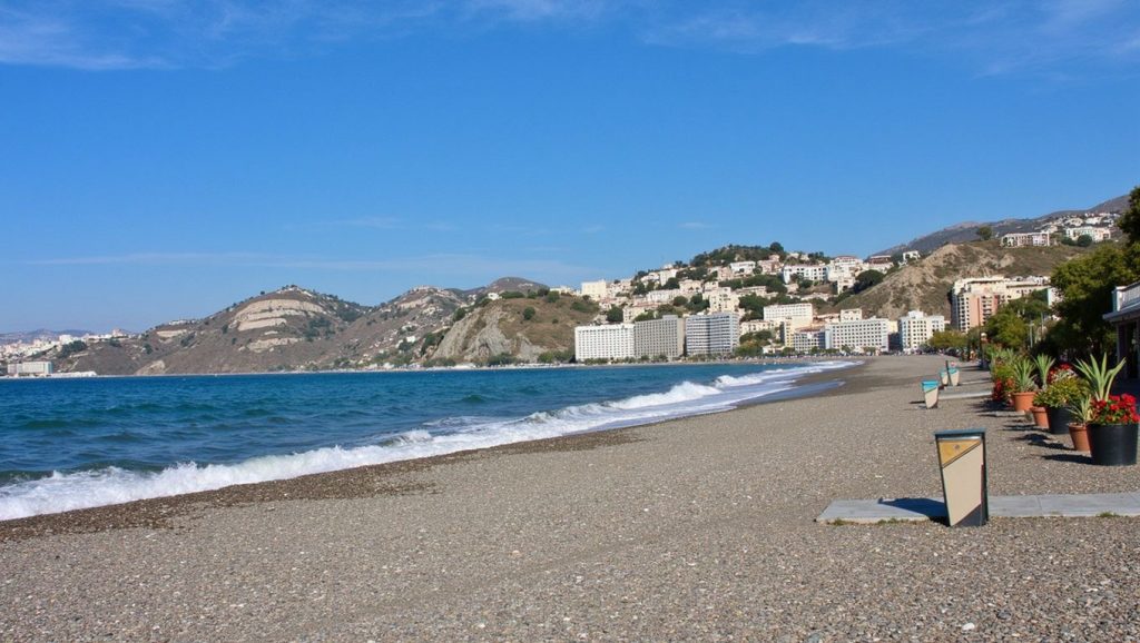 Panorámica de Playa San Cristóbal con cielo despejado, Almuñécar