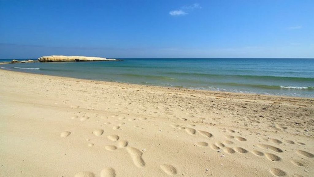 Panorámica de Playa Serena con arena y mar, Estepona