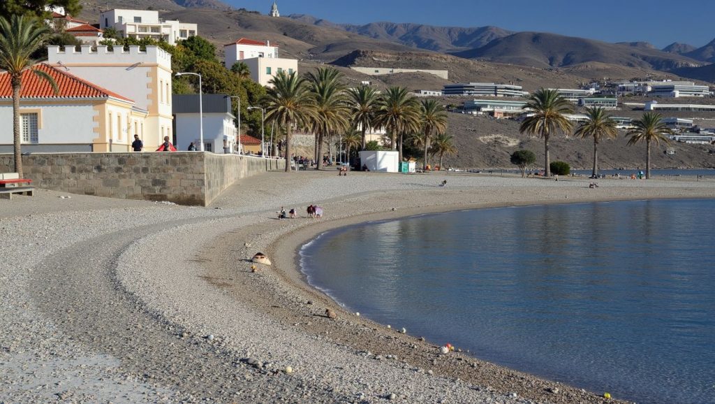 Primer plano de la orilla de Playa Sotillo (Castell de Ferro), Gualchos
