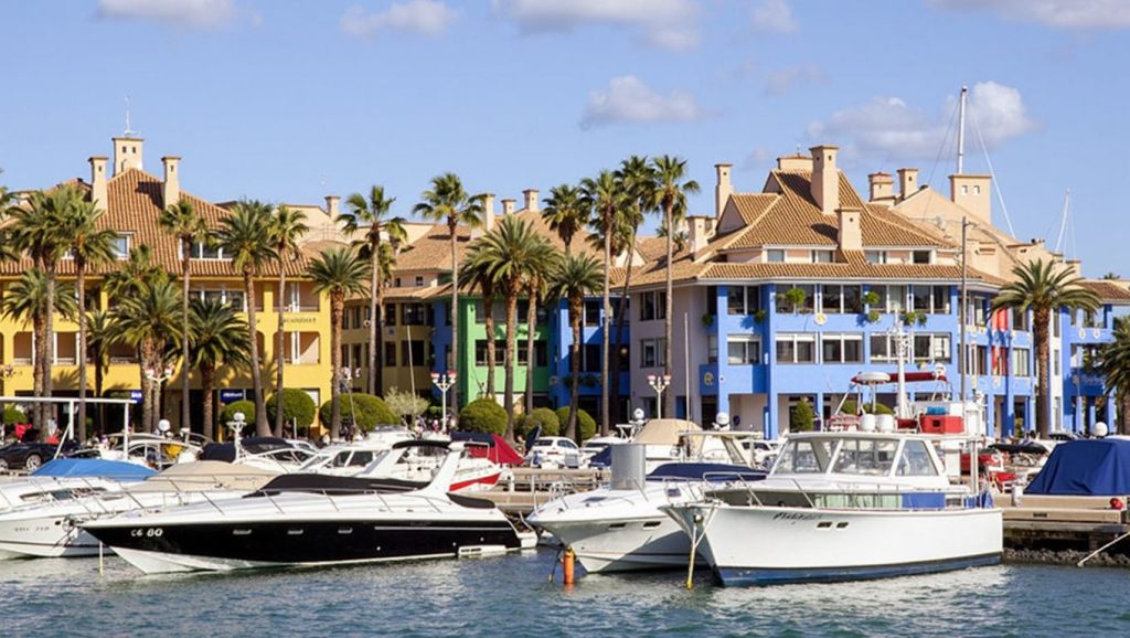 Primer plano de la orilla de Playa Sotogrande, San Roque
