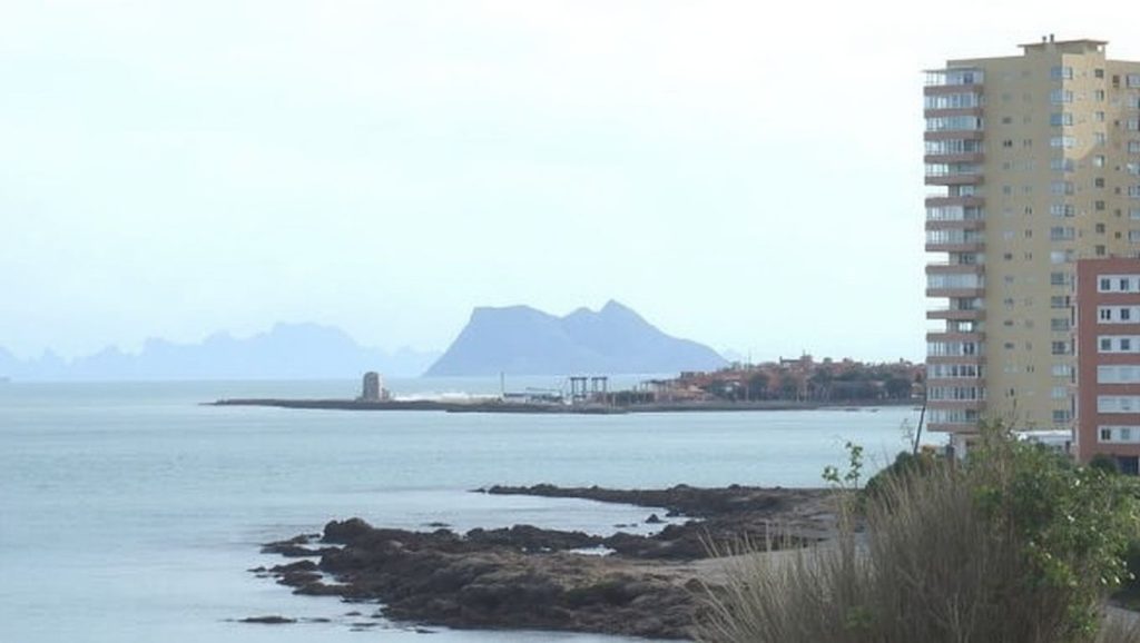 Olas rompiendo en Playa Torreguadiaro, San Roque