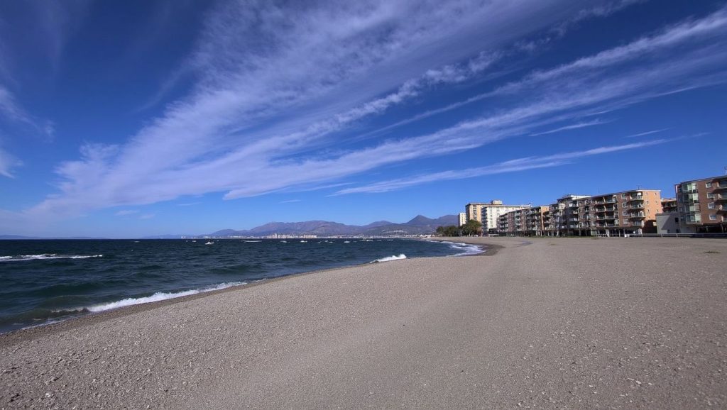 Orilla de Playa Torrenueva con olas suaves en Torrenueva Costa