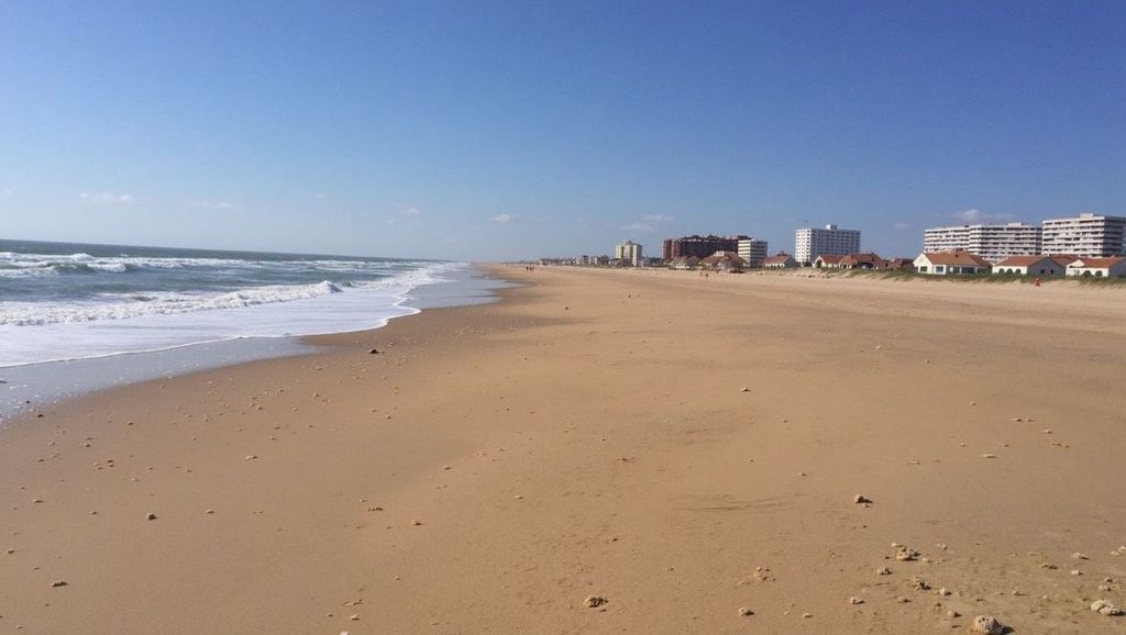 Panorámica de Playa Urbana de Punta Umbría con arena y mar, Punta Umbría