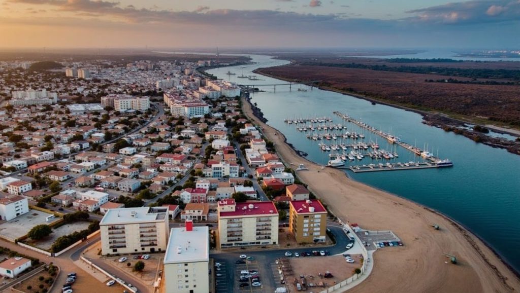 Oleaje en la orilla de Playa Urbana de Punta Umbría, costa de Punta Umbría