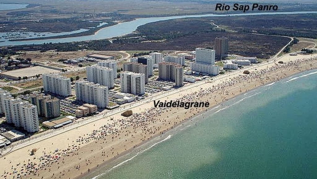 Orilla tranquila de Playa Valdelagrana, playa de El Puerto de Santa María