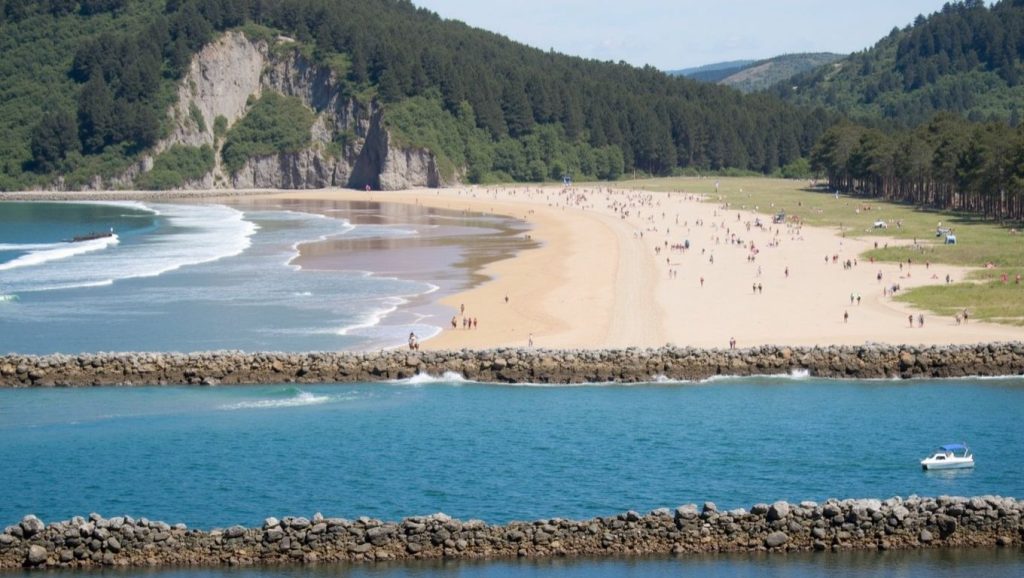 Olas y surf en Playina de Rodiles, Villaviciosa (Asturias)