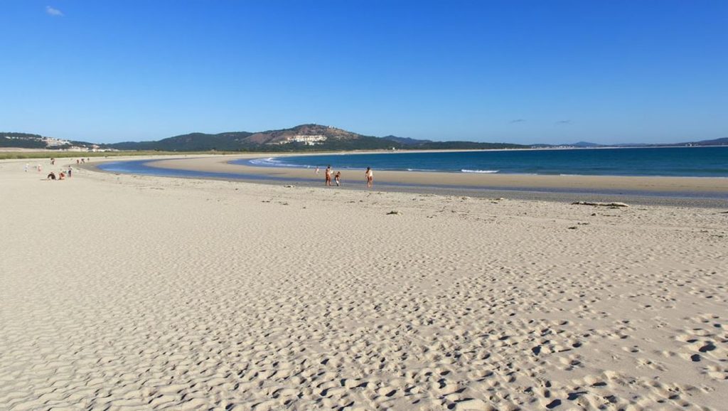 Arena y mar en Praia Cativa, Galicia, A Coruña