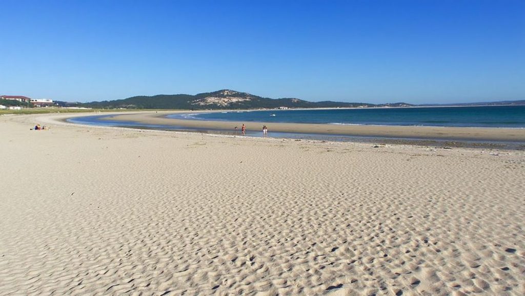 Oleaje en la orilla de Praia da Agramuíña, costa de Galicia