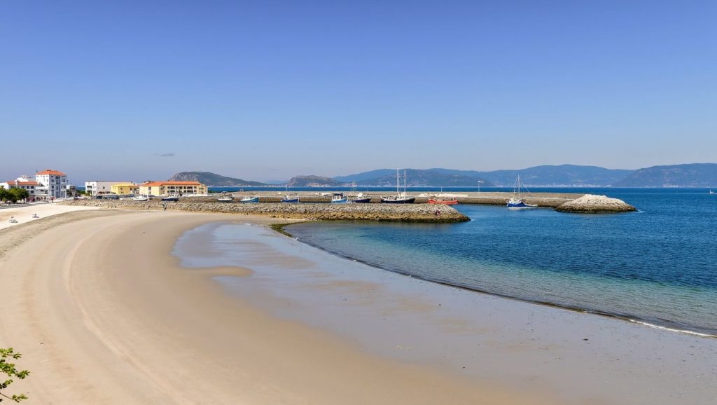 Orilla de Praia da Aguieira con olas suaves en Galicia