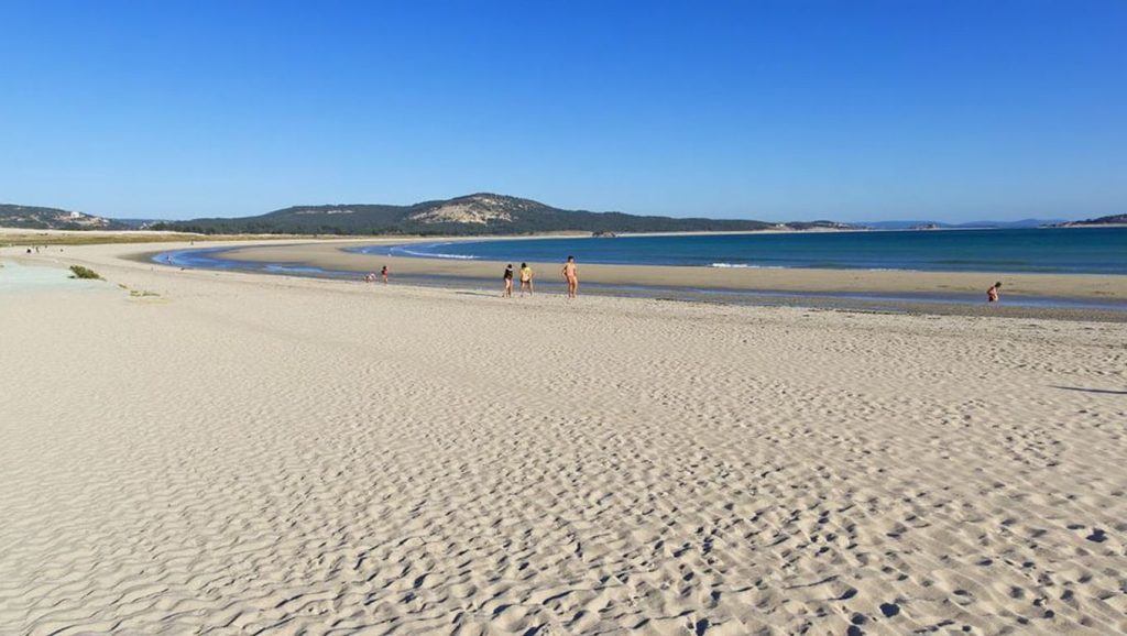 Primer plano de la orilla de Praia da Alta, Galicia