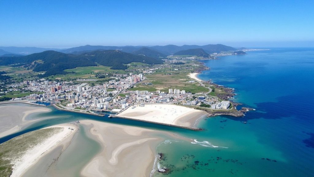 Ría y costa de Praia da Areoura en Foz, Lugo