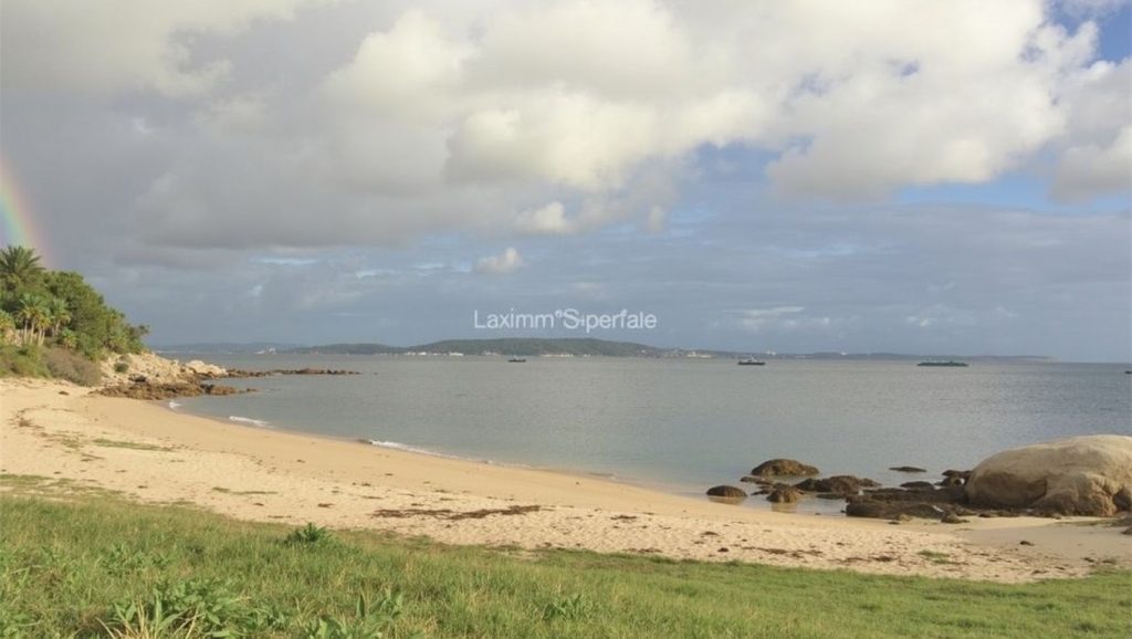 Panorámica de Praia da Barca con arena y mar, A Pobra do Caramiñal