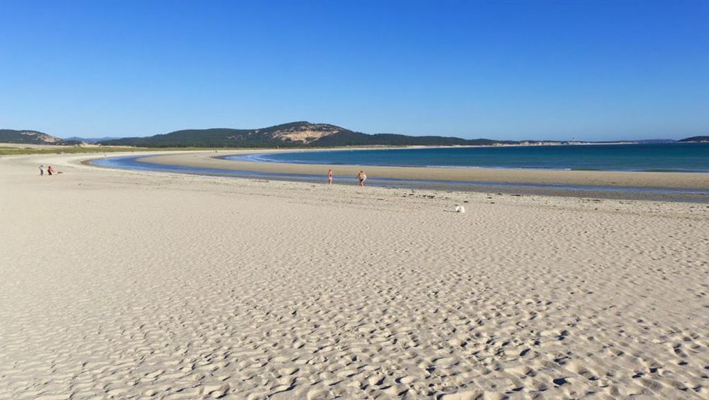 Amplio horizonte marino en Praia da Carteleira, Galicia