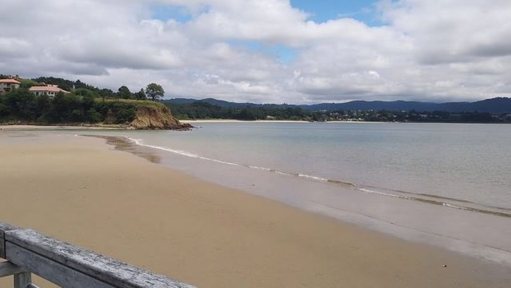 Ría y costa de Praia da Ciscada en Ares, A Coruña