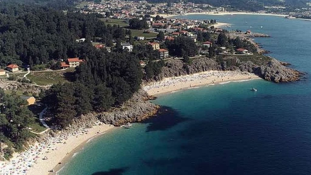 Ría y costa de Praia da Cova de Balea en Cangas de Morrazo, Pontevedra