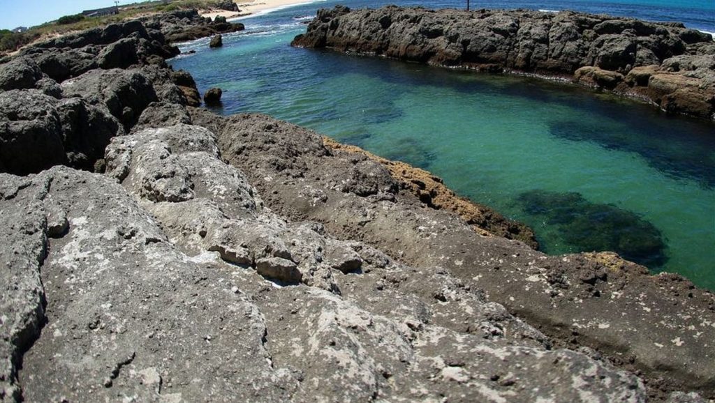 Orilla de Praia da Furniña con olas suaves en Galicia