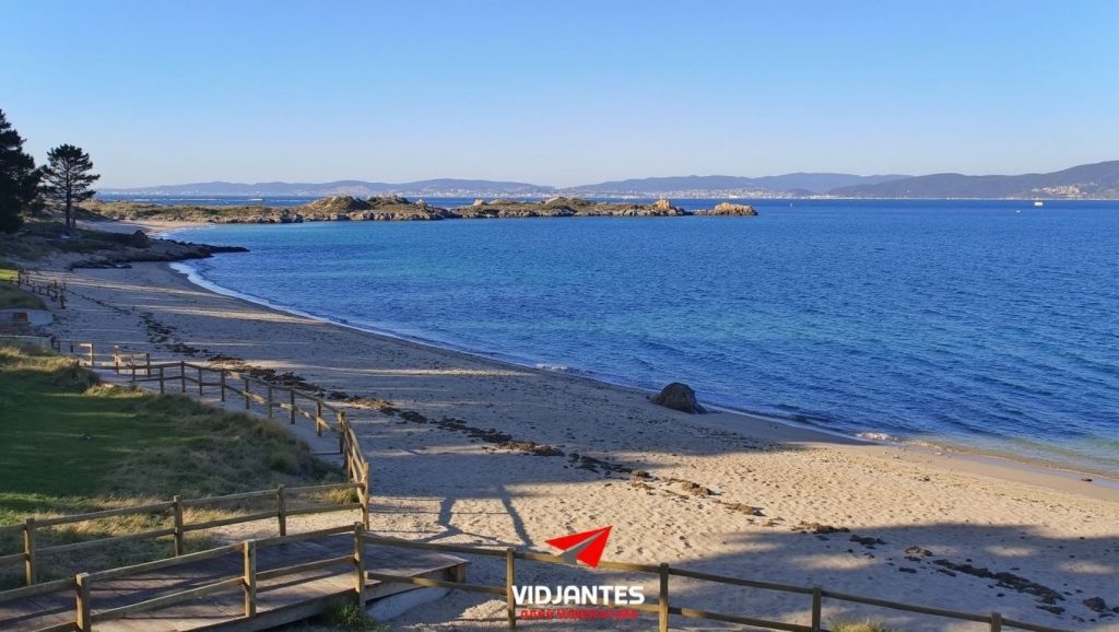 Orilla tranquila de Praia da Illa, playa de Galicia