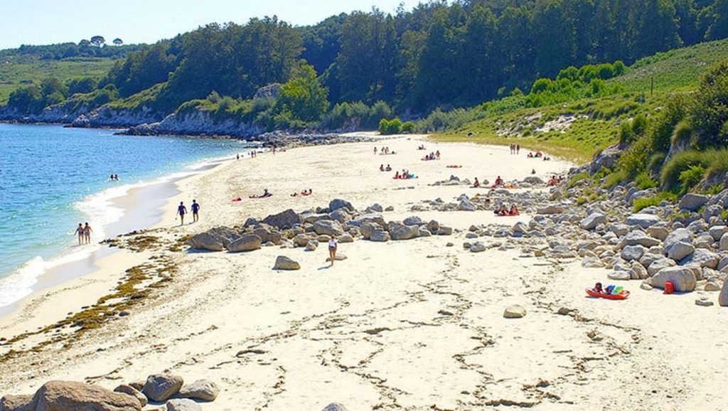 Primer plano de la orilla de Praia da Illa, Galicia