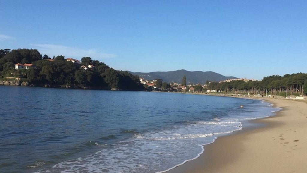 Orilla de Praia da Ladeira do Chazo con olas suaves en Galicia