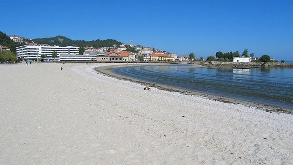 Vista amplia de Praia da Ladeira Pequena en Galicia, A Coruña