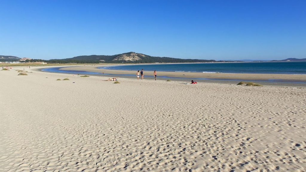 Olas rompiendo en Praia da Ladiña, Galicia
