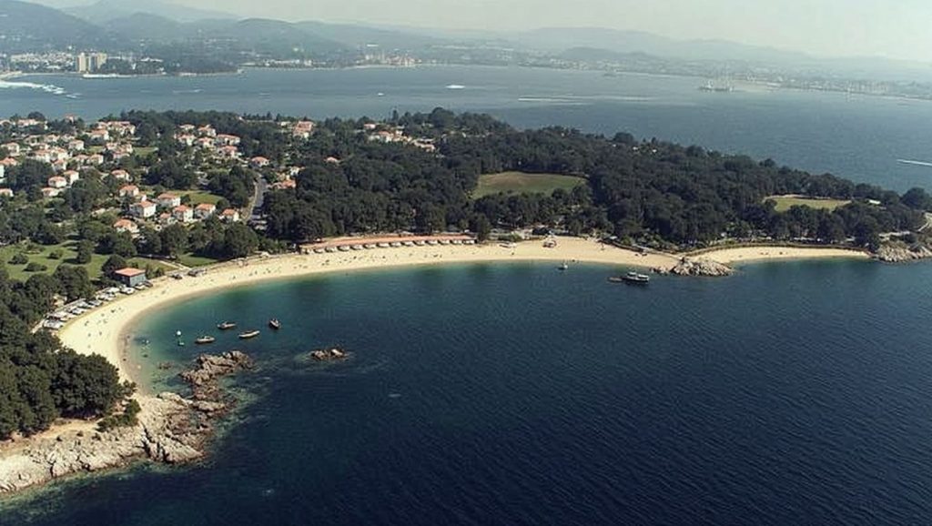 Amplio horizonte marino en Praia da Lombiña, Galicia