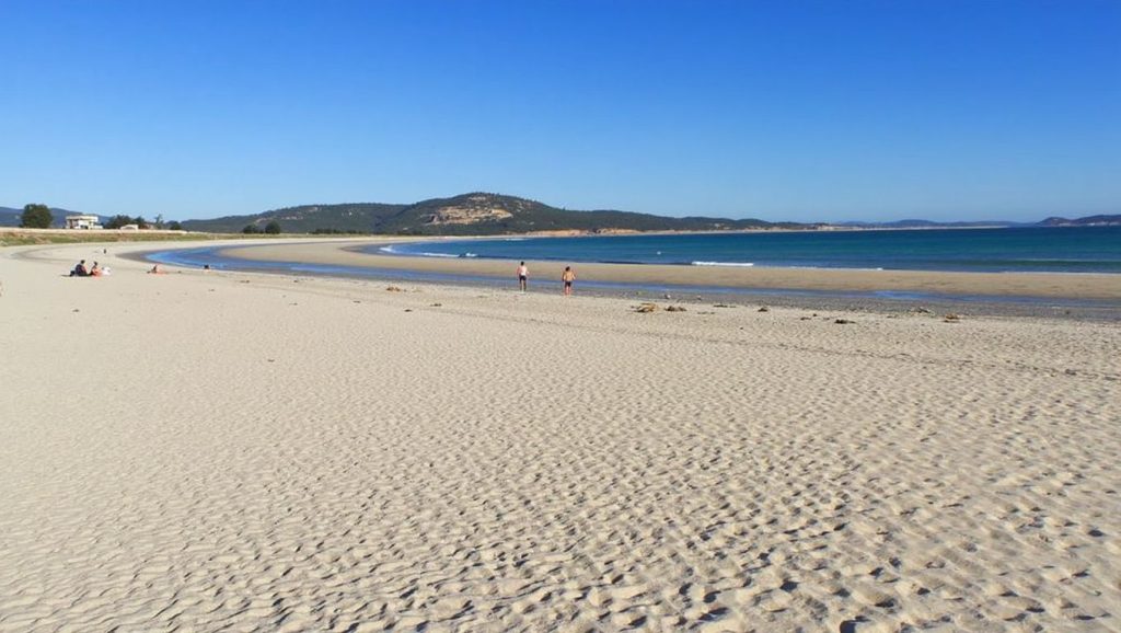 Oleaje en la orilla de Praia da Mercé, costa de Galicia