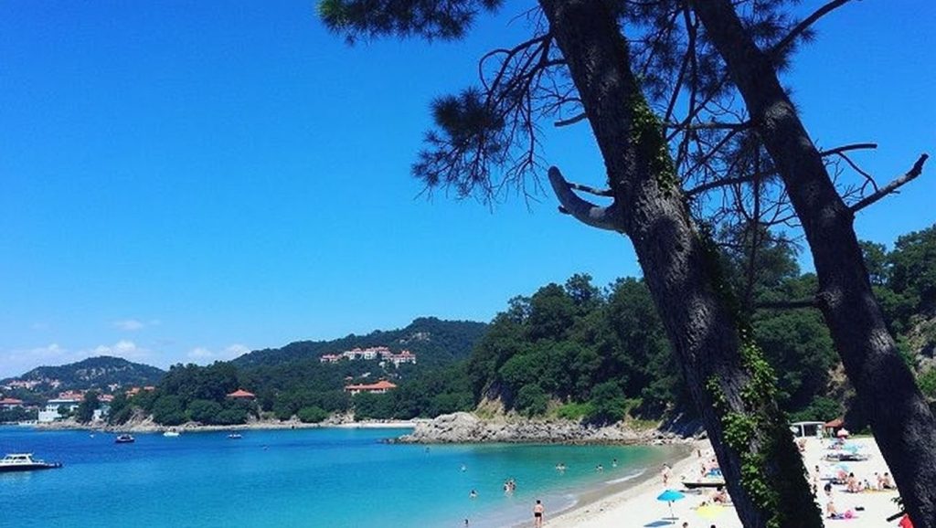 Ría y costa de Praia da Punta Fondón en Moaña, Pontevedra