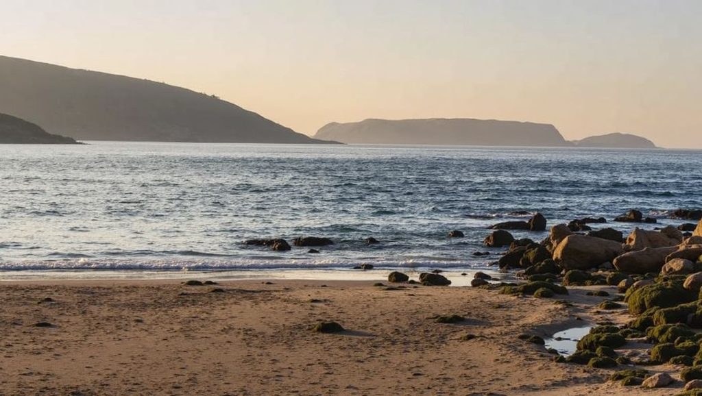 Orilla de Praia da Queimada con olas suaves en Galicia