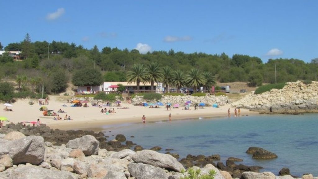 Vista amplia de Praia da Ribeira da Raposeira en Galicia, A Coruña