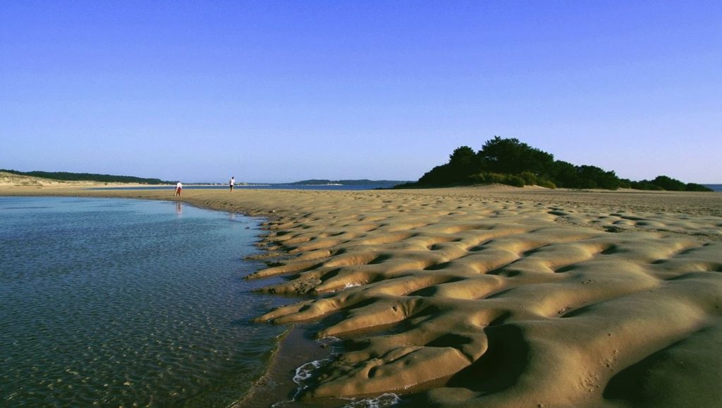Panorámica de Praia da Ribeira das Brañas con arena y mar, Galicia