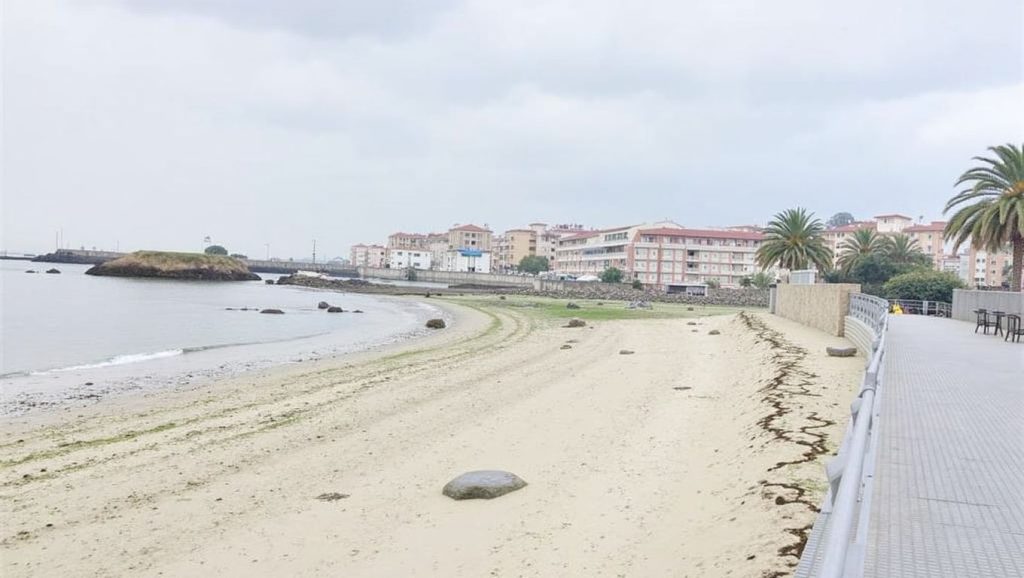 Vista del litoral en Praia da Ribeira das Brañas, Galicia