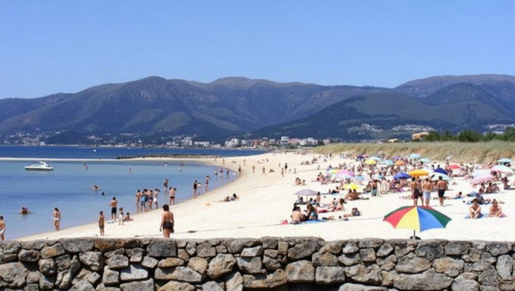 Vista de Praia da Ribeira das Rozas en Galicia, A Coruña