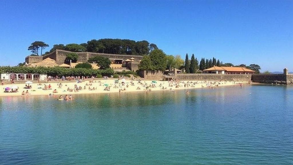 Vista general de Praia da Ribeira do Boqueiro, Galicia