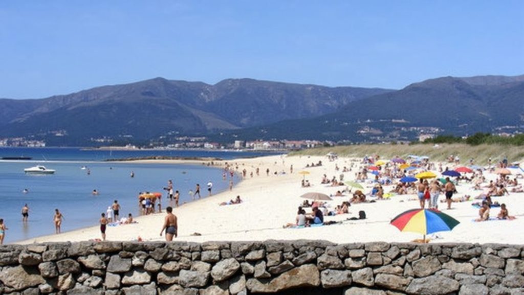 Agua y arena en Praia da Ribeira do Boqueiro, Galicia