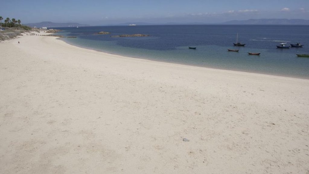 Vista de Praia da Ribeira Grande desde la orilla, Galicia