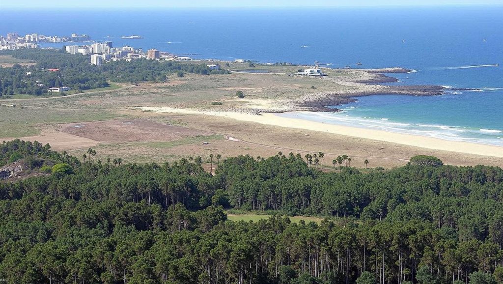 Orilla tranquila de Praia da Ribeira Grande, playa de Galicia